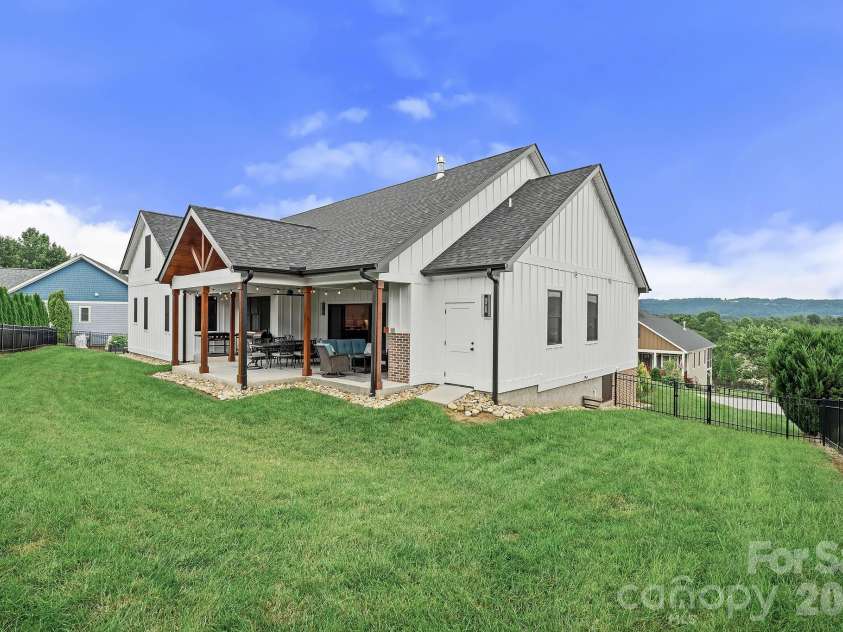 559 Blacksmith Run Drive, Hendersonville, NC 28792.  MLS# CAR4408533, YatesRealty ID 40830. 