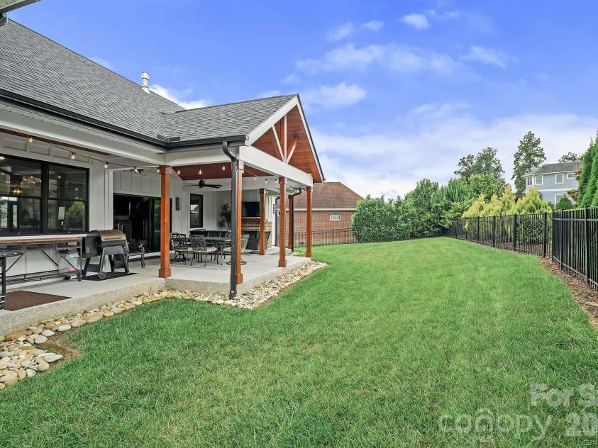 559 Blacksmith Run Drive, Hendersonville, NC 28792.  MLS# CAR4408533, YatesRealty ID 40830. 