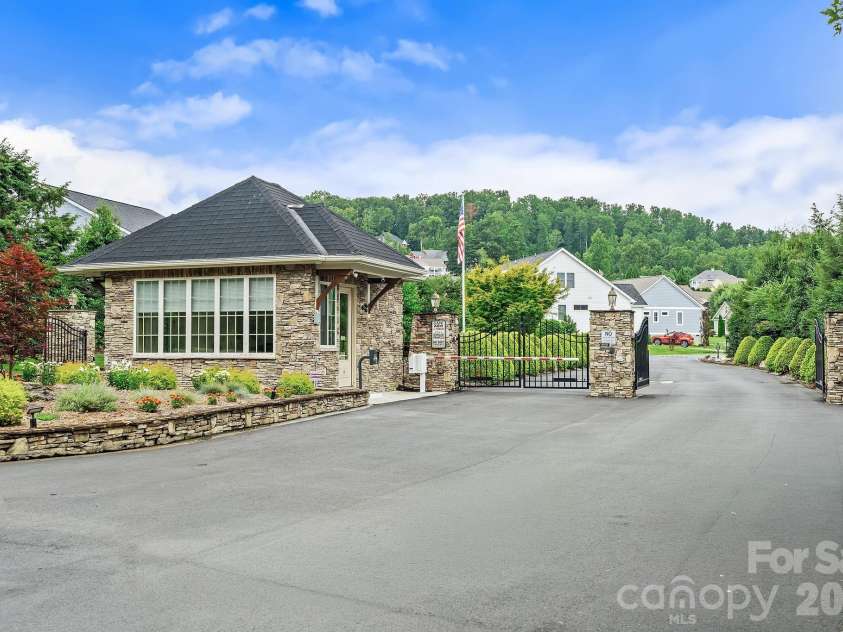 559 Blacksmith Run Drive, Hendersonville, NC 28792.  MLS# CAR4408533, YatesRealty ID 40830. 
