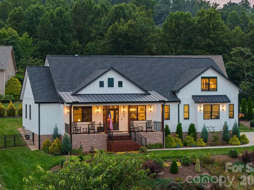 559 Blacksmith Run Drive, Hendersonville, NC 28792.  MLS# CAR4408533, YatesRealty ID 40830. 