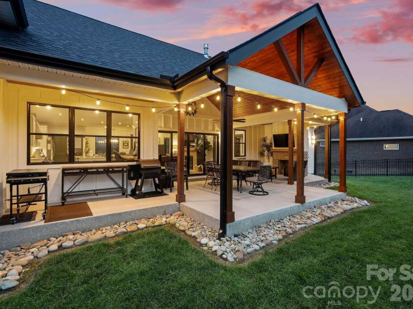 559 Blacksmith Run Drive, Hendersonville, NC 28792.  MLS# CAR4408533, YatesRealty ID 40830. 