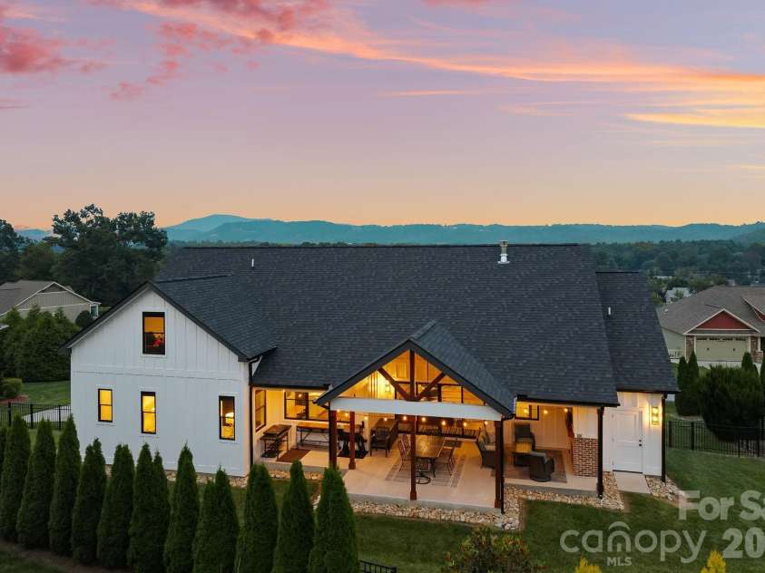 559 Blacksmith Run Drive, Hendersonville, NC 28792.  MLS# CAR4408533, YatesRealty ID 40830. 