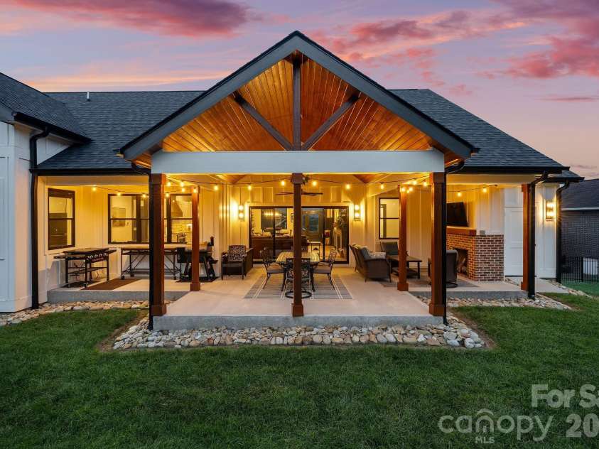 559 Blacksmith Run Drive, Hendersonville, NC 28792.  MLS# CAR4408533, YatesRealty ID 40830. 