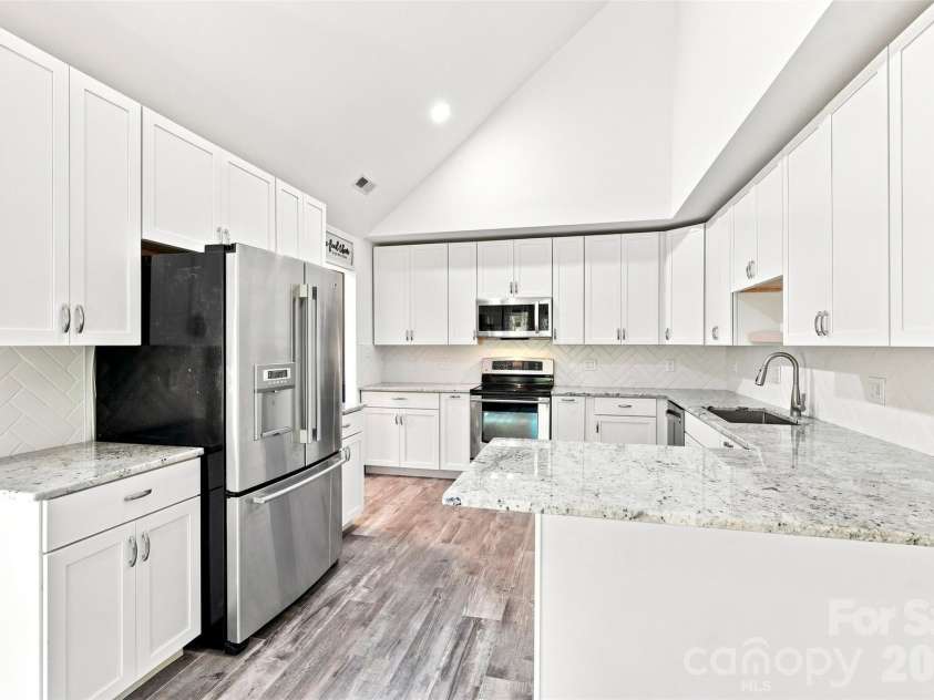 6707 Providence Road, Waxhaw, NC 28173.  MLS# CAR4408651, YatesRealty ID 40831. Kitchen