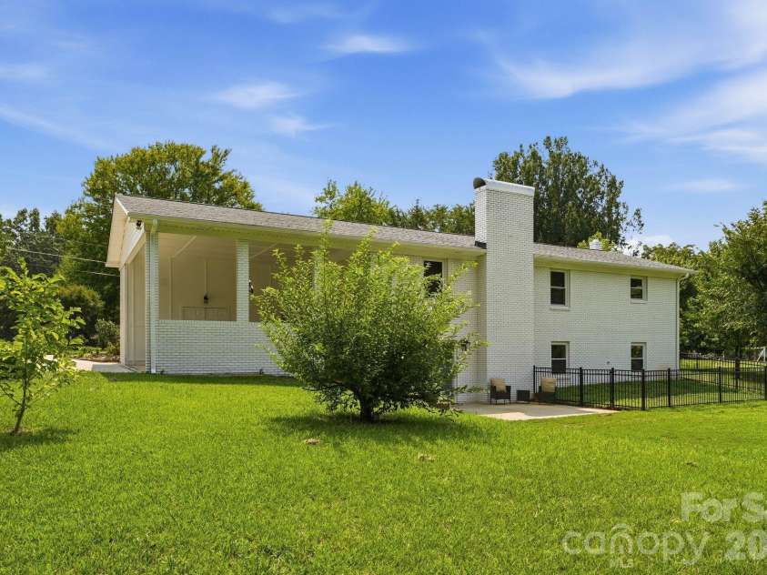 19924 Floral Lane, Cornelius, NC 28031.  MLS# CAR4408674, YatesRealty ID 40832. 