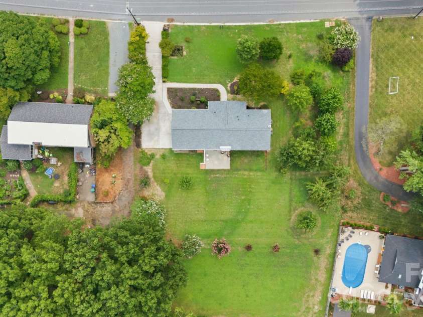 19924 Floral Lane, Cornelius, NC 28031.  MLS# CAR4408674, YatesRealty ID 40832. 