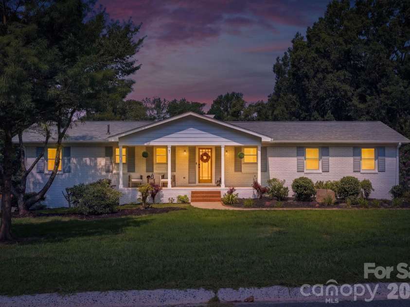 19924 Floral Lane, Cornelius, NC 28031.  MLS# CAR4408674, YatesRealty ID 40832. 