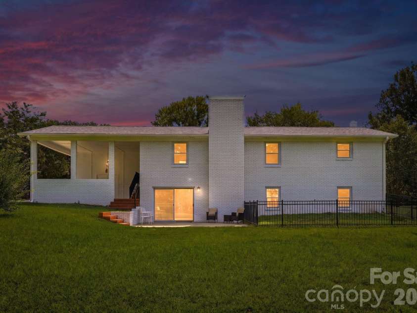19924 Floral Lane, Cornelius, NC 28031.  MLS# CAR4408674, YatesRealty ID 40832. 