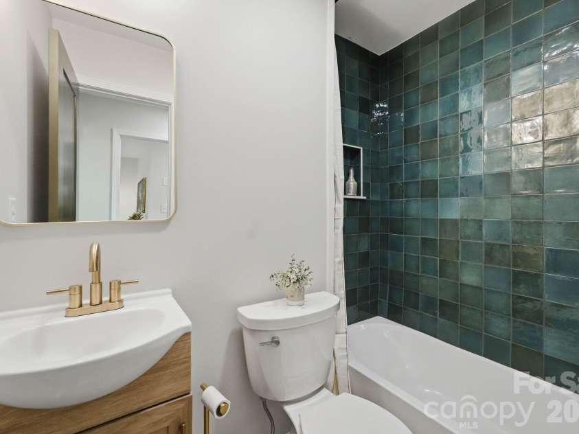 19924 Floral Lane, Cornelius, NC 28031.  MLS# CAR4408674, YatesRealty ID 40832. Second Full Bathroom on Main Floor