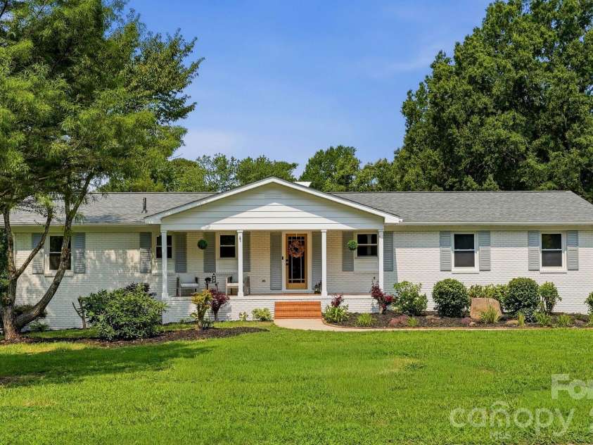 19924 Floral Lane, Cornelius, NC 28031.  MLS# CAR4408674, YatesRealty ID 40832. Welcome Home!