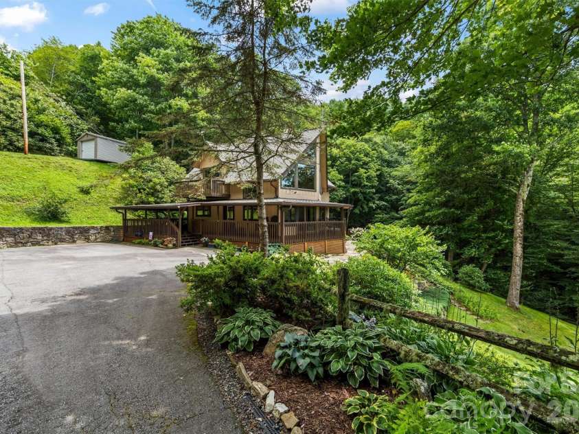 670 Parkway Drive, Maggie Valley, NC 28751.  MLS# CAR4405565, YatesRealty ID 40834. 
