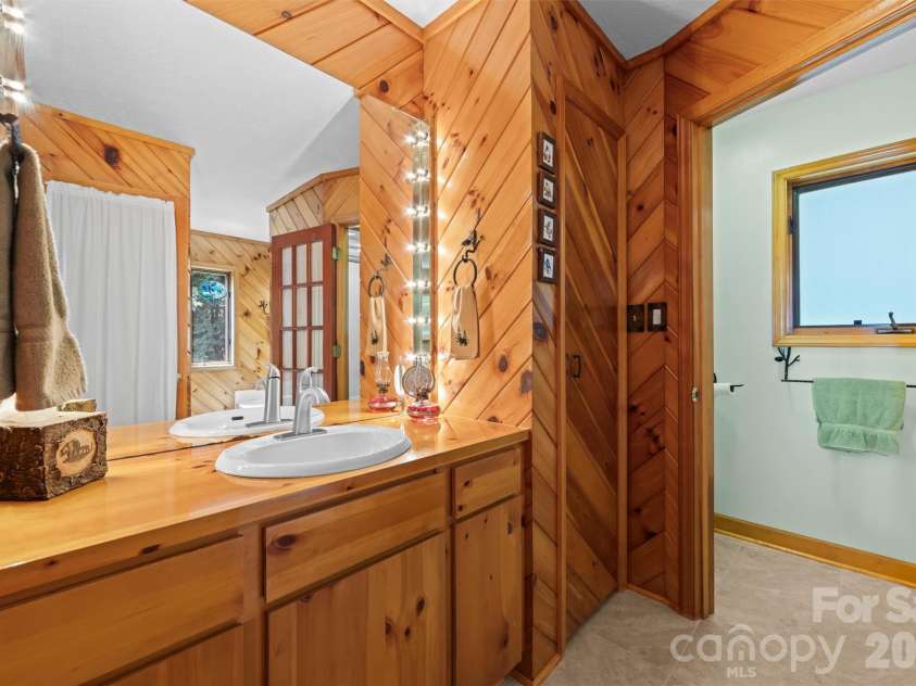 670 Parkway Drive, Maggie Valley, NC 28751.  MLS# CAR4405565, YatesRealty ID 40834. Large primary ensuite