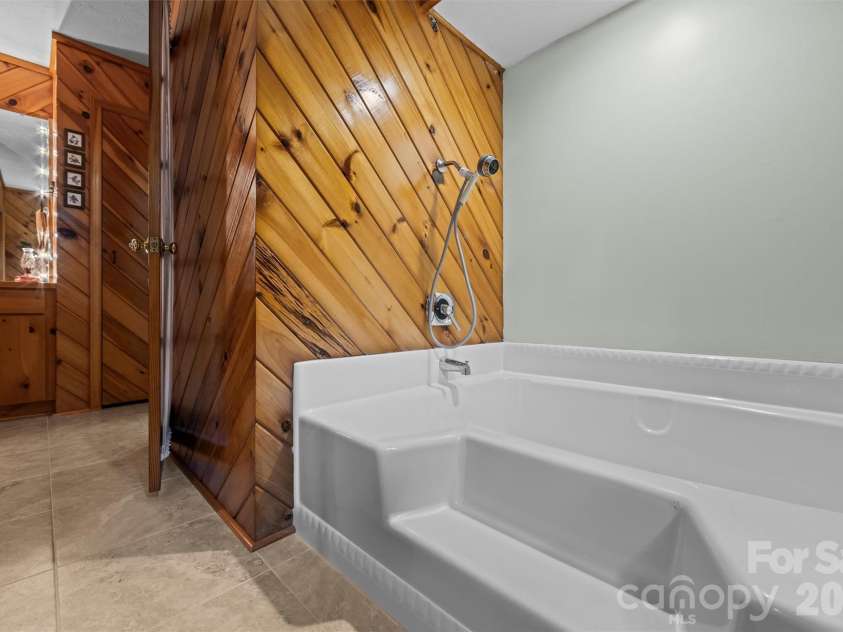 670 Parkway Drive, Maggie Valley, NC 28751.  MLS# CAR4405565, YatesRealty ID 40834. & tub