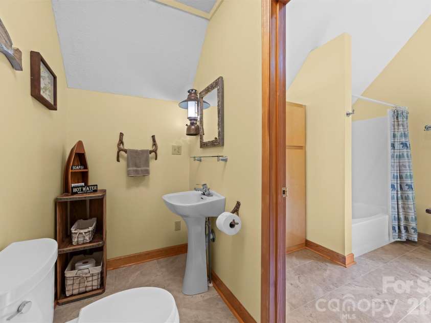 670 Parkway Drive, Maggie Valley, NC 28751.  MLS# CAR4405565, YatesRealty ID 40834. Upstairs bath