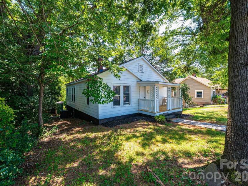 423 Davis Avenue, Newton, NC 28658.  MLS# CAR4400513, YatesRealty ID 40835. 