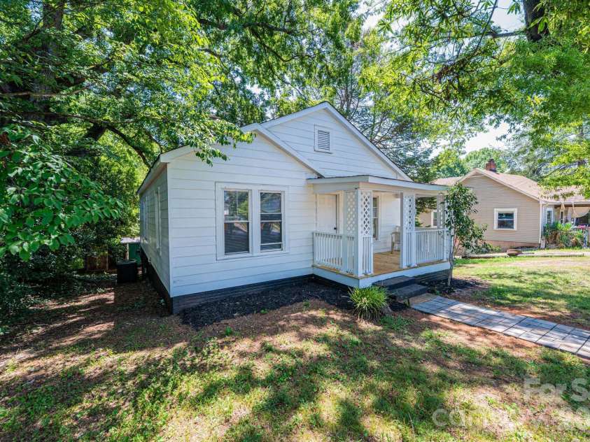 423 Davis Avenue, Newton, NC 28658.  MLS# CAR4400513, YatesRealty ID 40835. 