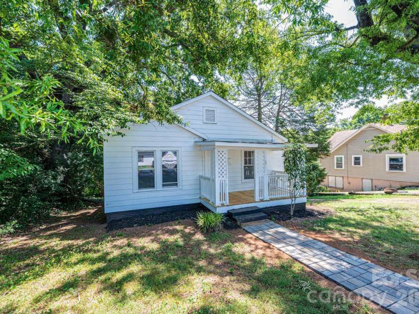 423 Davis Avenue, Newton, NC 28658.  MLS# CAR4400513, YatesRealty ID 40835. 