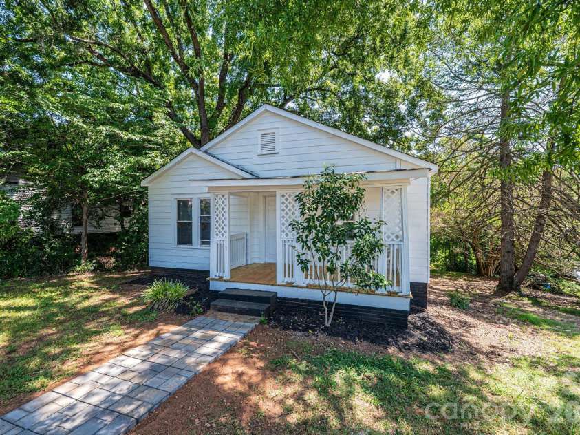 423 Davis Avenue, Newton, NC 28658.  MLS# CAR4400513, YatesRealty ID 40835. 