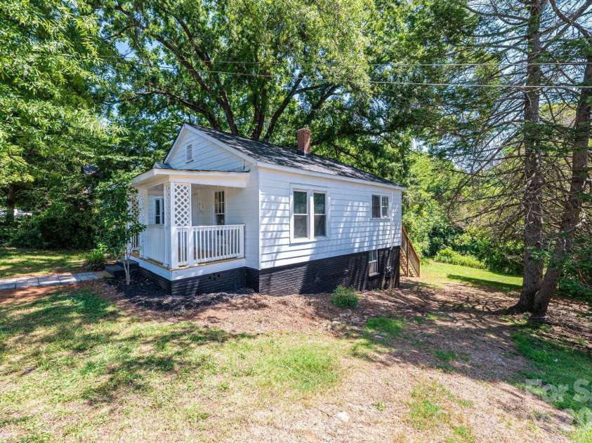 423 Davis Avenue, Newton, NC 28658.  MLS# CAR4400513, YatesRealty ID 40835. 