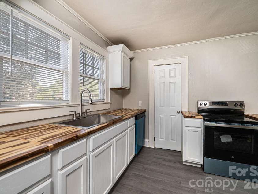 423 Davis Avenue, Newton, NC 28658.  MLS# CAR4400513, YatesRealty ID 40835. 