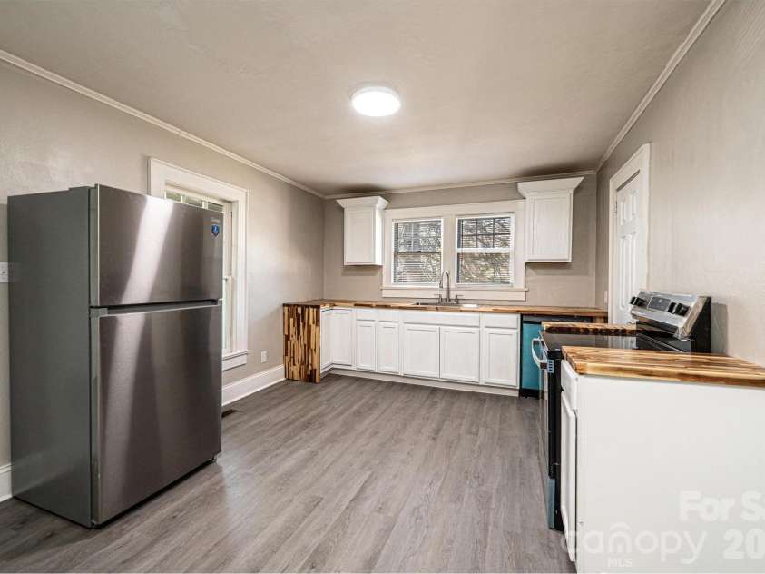 423 Davis Avenue, Newton, NC 28658.  MLS# CAR4400513, YatesRealty ID 40835. 