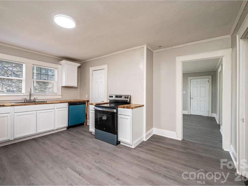 423 Davis Avenue, Newton, NC 28658.  MLS# CAR4400513, YatesRealty ID 40835. 