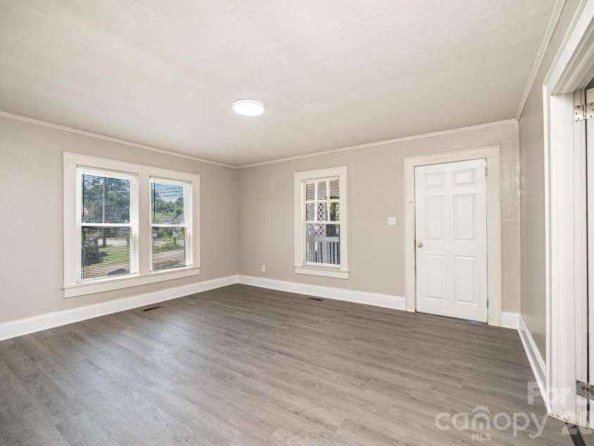 423 Davis Avenue, Newton, NC 28658.  MLS# CAR4400513, YatesRealty ID 40835. 