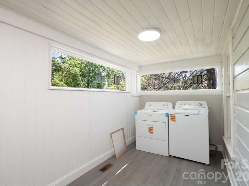423 Davis Avenue, Newton, NC 28658.  MLS# CAR4400513, YatesRealty ID 40835. 