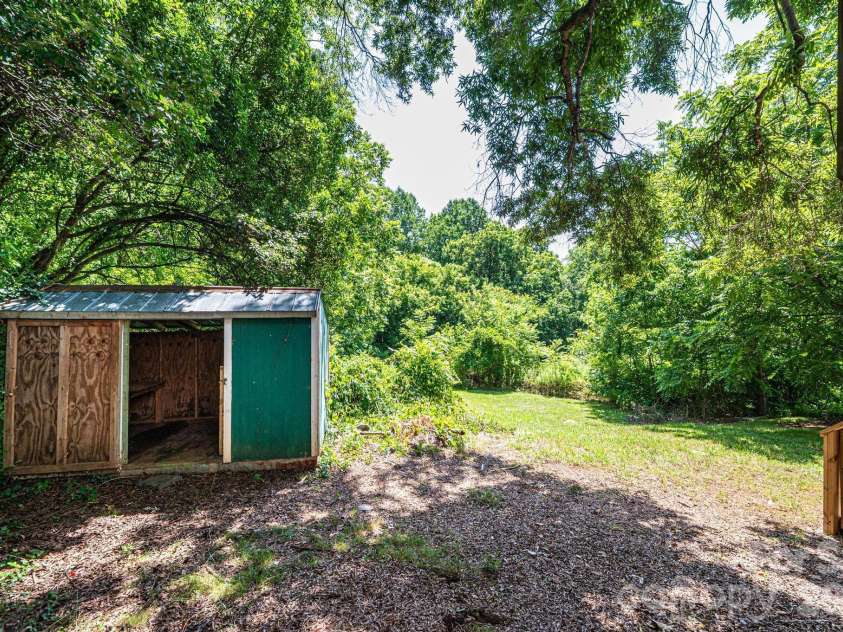 423 Davis Avenue, Newton, NC 28658.  MLS# CAR4400513, YatesRealty ID 40835. 