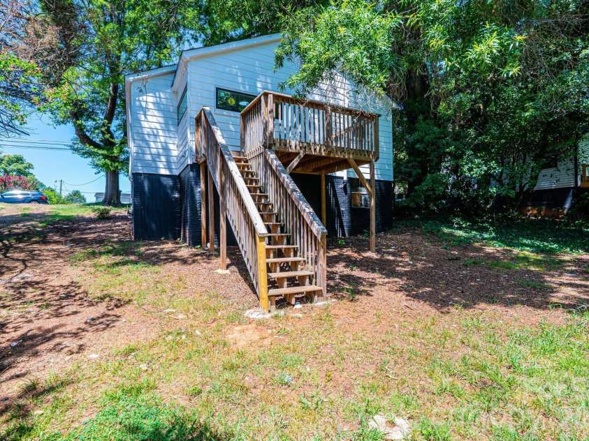 423 Davis Avenue, Newton, NC 28658.  MLS# CAR4400513, YatesRealty ID 40835. 