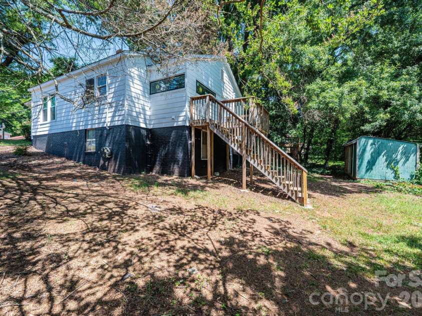 423 Davis Avenue, Newton, NC 28658.  MLS# CAR4400513, YatesRealty ID 40835. 