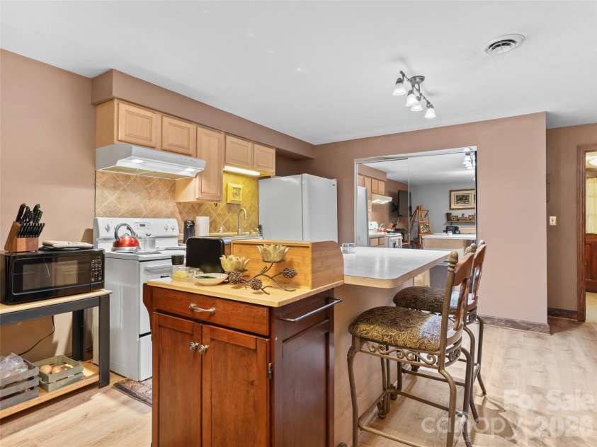 3 Westbridge Drive, Hendersonville, NC 28739.  MLS# CAR4398725, YatesRealty ID 40837. Great Room