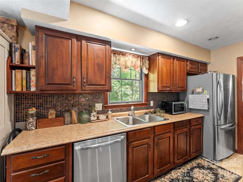3 Westbridge Drive, Hendersonville, NC 28739.  MLS# CAR4398725, YatesRealty ID 40837. Kitchen