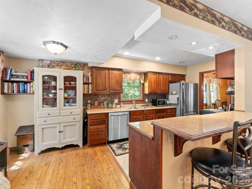3 Westbridge Drive, Hendersonville, NC 28739.  MLS# CAR4398725, YatesRealty ID 40837. Kitchen with Breakfast Bar