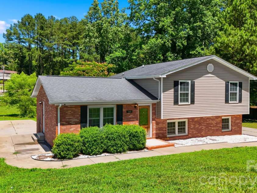 1401 Southwest Boulevard, Newton, NC 28658.  MLS# CAR4395509, YatesRealty ID 40838. 
