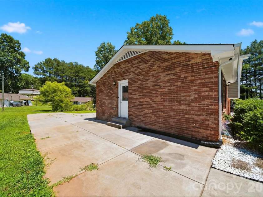 1401 Southwest Boulevard, Newton, NC 28658.  MLS# CAR4395509, YatesRealty ID 40838. 