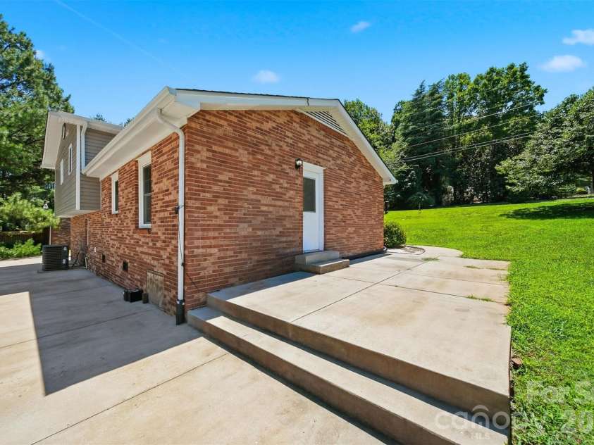 1401 Southwest Boulevard, Newton, NC 28658.  MLS# CAR4395509, YatesRealty ID 40838. 
