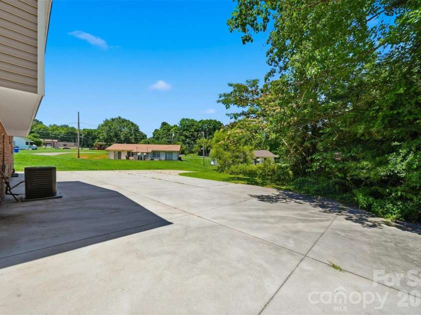 1401 Southwest Boulevard, Newton, NC 28658.  MLS# CAR4395509, YatesRealty ID 40838. 