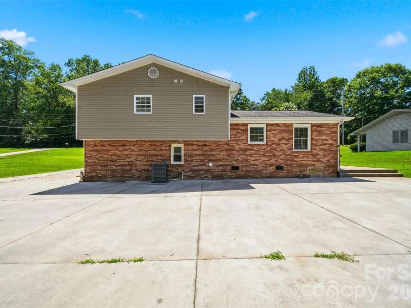 1401 Southwest Boulevard, Newton, NC 28658.  MLS# CAR4395509, YatesRealty ID 40838. 