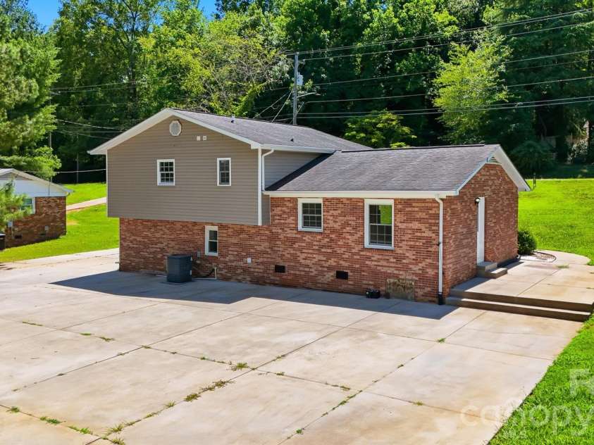 1401 Southwest Boulevard, Newton, NC 28658.  MLS# CAR4395509, YatesRealty ID 40838. 