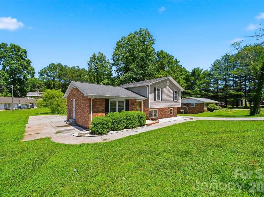 1401 Southwest Boulevard, Newton, NC 28658.  MLS# CAR4395509, YatesRealty ID 40838. 