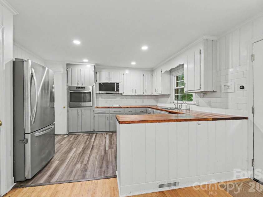 100 Malvern Court, Winston Salem, NC 27106.  MLS# CAR4397452, YatesRealty ID 40839. 