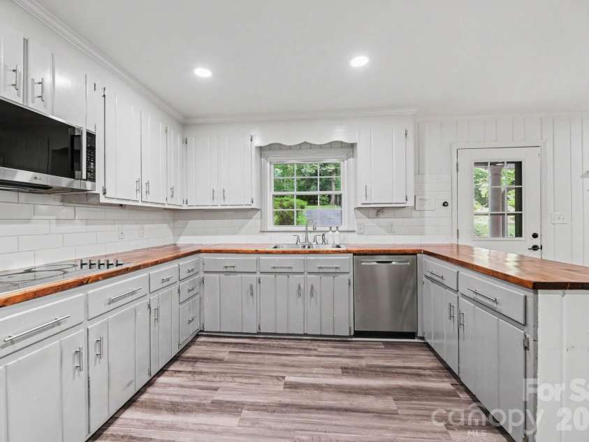 100 Malvern Court, Winston Salem, NC 27106.  MLS# CAR4397452, YatesRealty ID 40839. 