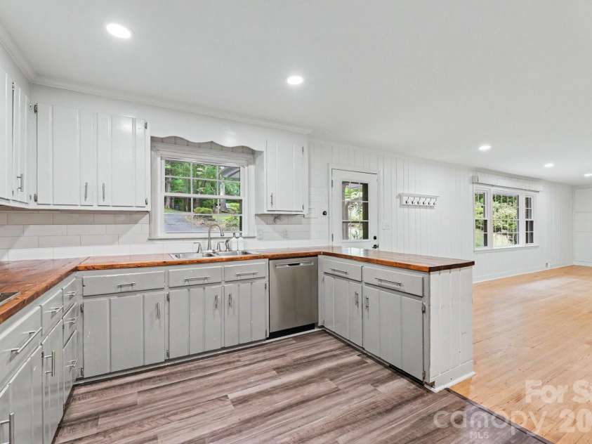 100 Malvern Court, Winston Salem, NC 27106.  MLS# CAR4397452, YatesRealty ID 40839. 