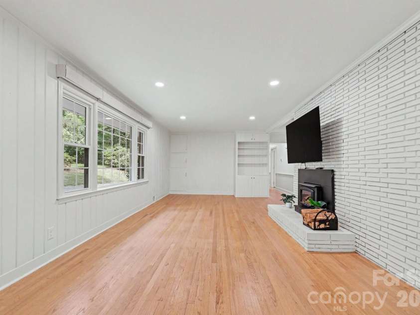 100 Malvern Court, Winston Salem, NC 27106.  MLS# CAR4397452, YatesRealty ID 40839. 