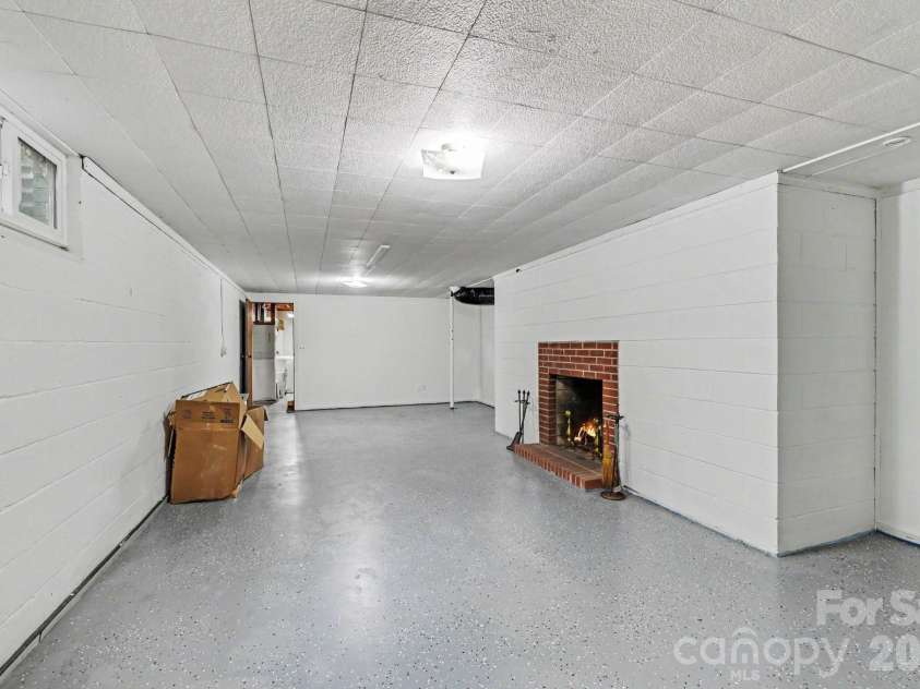 100 Malvern Court, Winston Salem, NC 27106.  MLS# CAR4397452, YatesRealty ID 40839. 