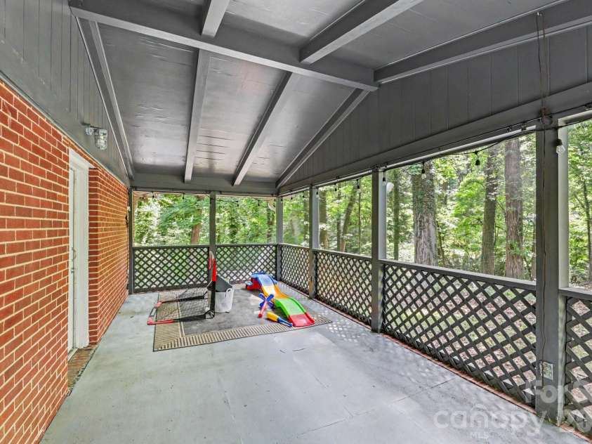 100 Malvern Court, Winston Salem, NC 27106.  MLS# CAR4397452, YatesRealty ID 40839. 