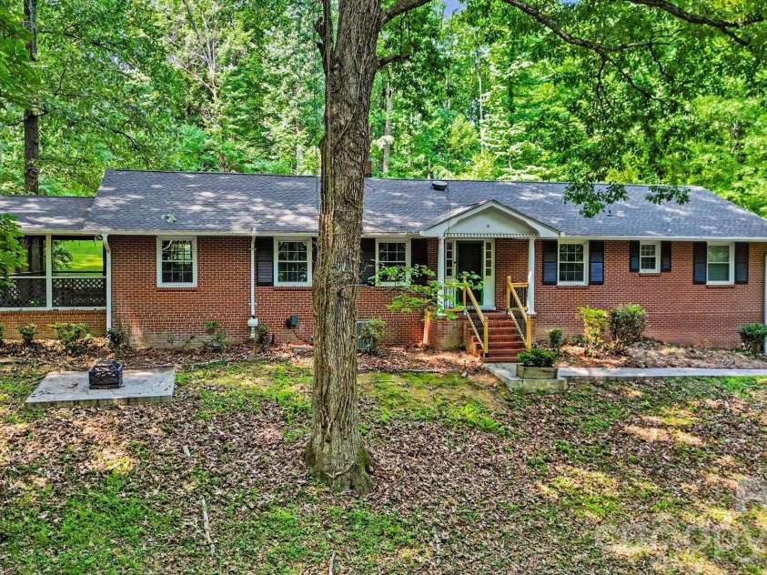 100 Malvern Court, Winston Salem, NC 27106.  MLS# CAR4397452, YatesRealty ID 40839. 