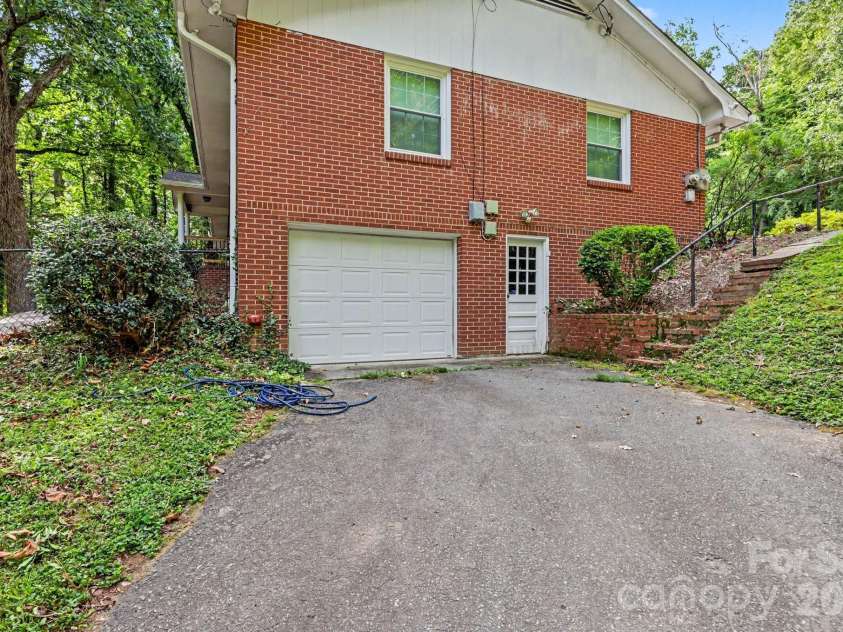 100 Malvern Court, Winston Salem, NC 27106.  MLS# CAR4397452, YatesRealty ID 40839. 