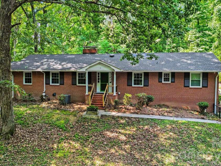 100 Malvern Court, Winston Salem, NC 27106.  MLS# CAR4397452, YatesRealty ID 40839. 